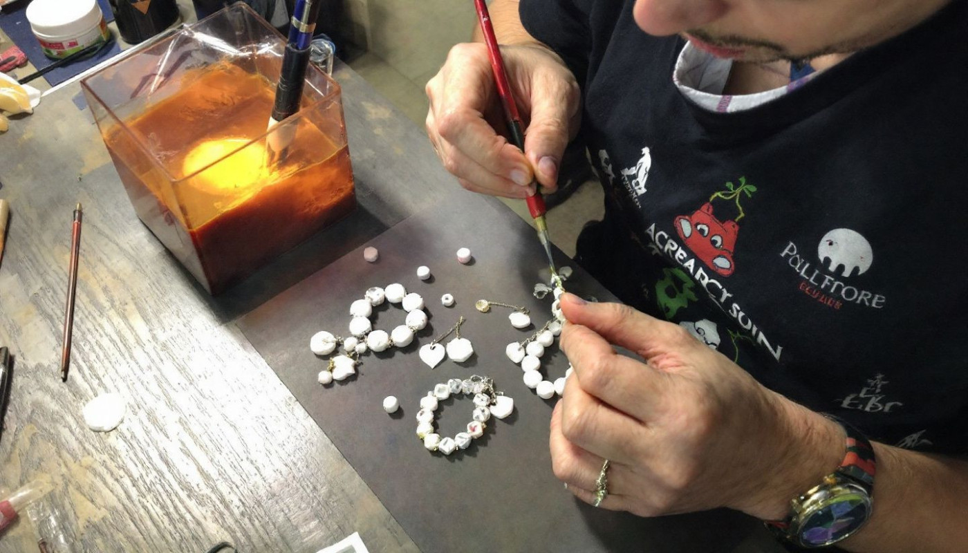 Création de bijoux à partir de lait maternel : un guide étape par étape